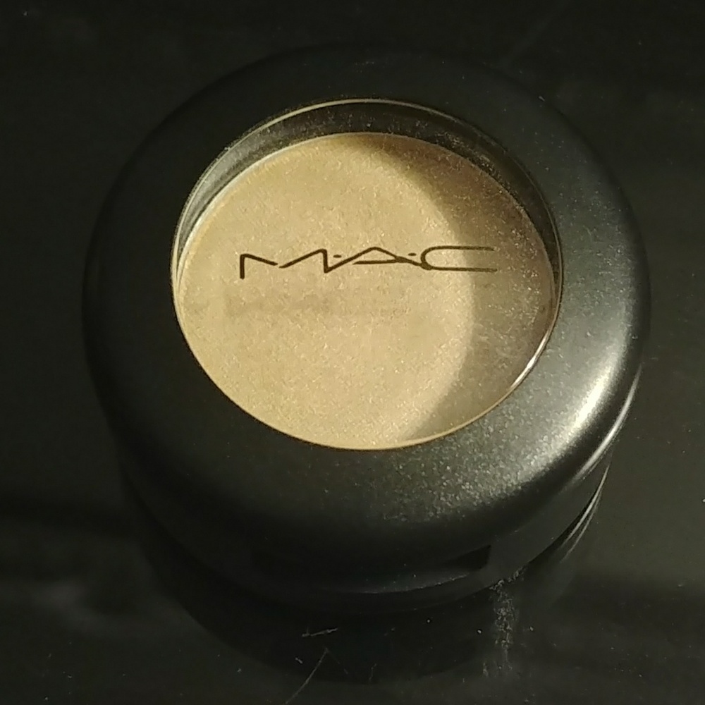 *Brand New* MAC Eyeshadow in Shroom